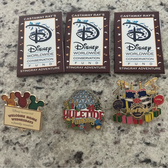 PINS Disney Hardrock Yuletide Fantasy DVC Castaway Trading Vacation Club - Picture 1 of 5